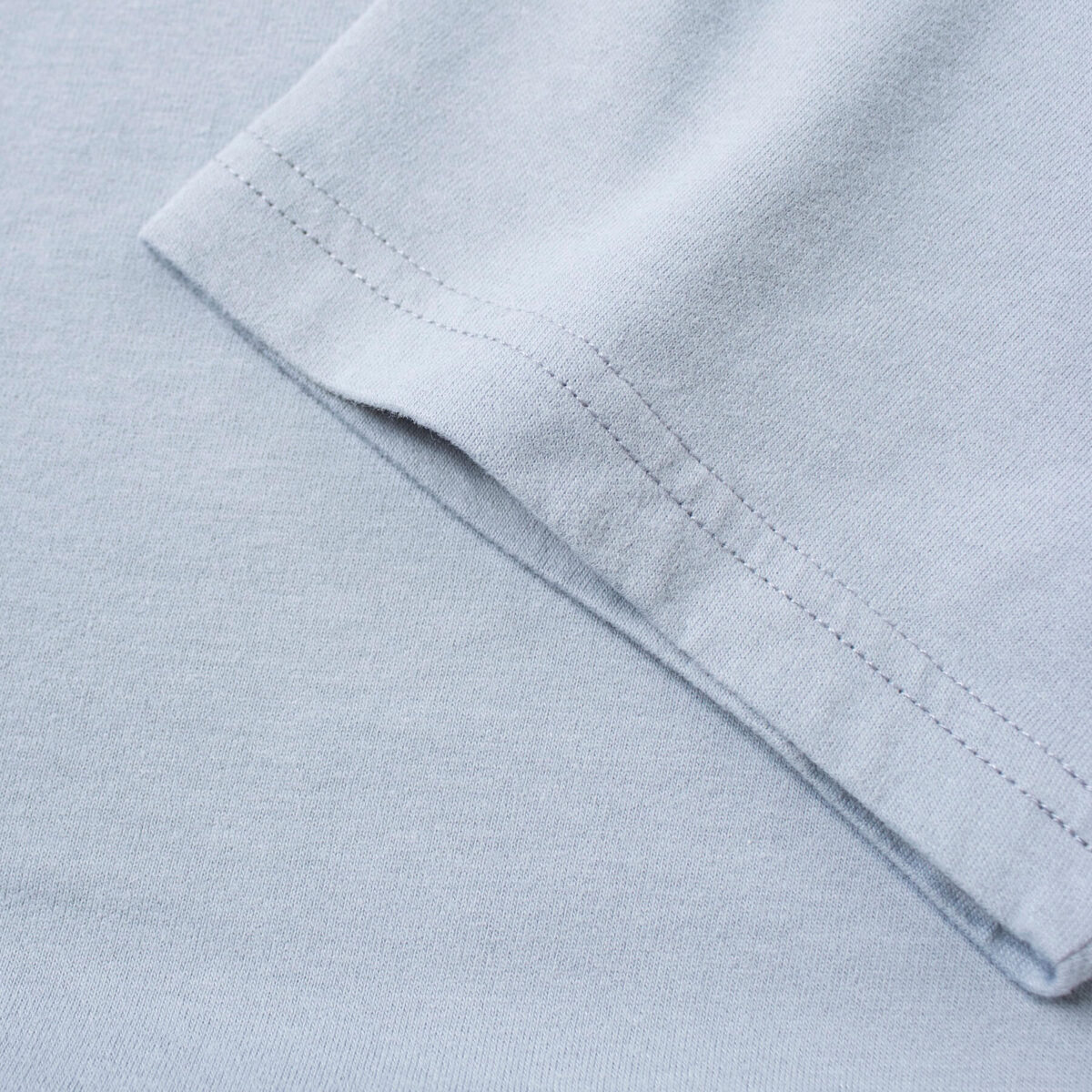 Manche du T-shirt col V bleu silex - GoudronBlanc