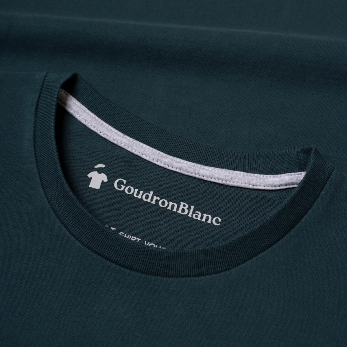 Encolure du T-shirt vert basalte col rond